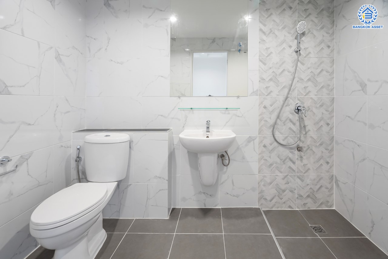 บ้านมือสองตกแต่งใหม่ ม.บุศรินทร์ วงแหวน (บ้านกล้วย-ไทรน้อย) จากแบรนด์ L&H เนื้อที่ 21 ตร.ว. ฟังก์ชัน 3 ห้องนอน 2 ห้องน้ำ จอดรถได้ 1 คัน ตอบโจทย์ทุกการอยู่อาศัย บนทำเลเชื่อมต่อถนนกาญจนาภิเษก ใกล้เซ็นทรัลเวสต์เกต และรถไฟฟ้าสายสีม่วง "สถานีคลองบางไผ่"